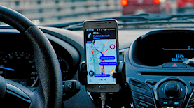 מנשא לטלפון הנייד, צילום: Dan Gold/Unsplash